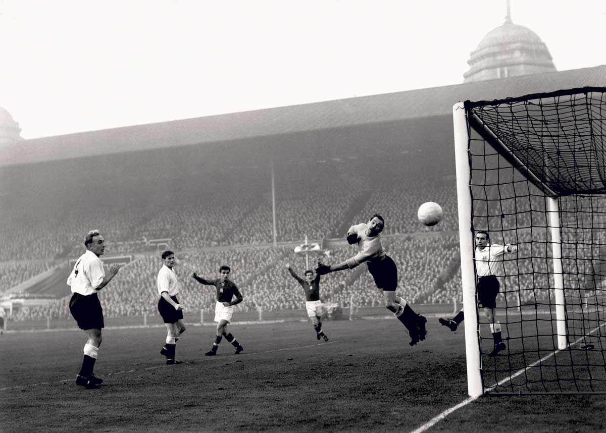 England play Hungary at Wembley Stadium in 1953 © Hulton Getty Images