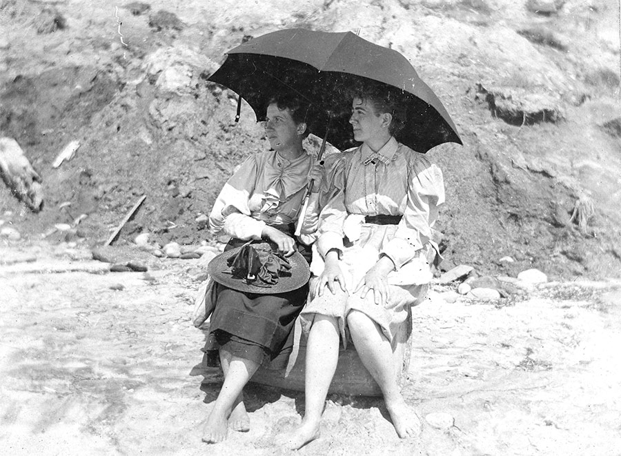 Helena Born and Helen Tufts Bailie under an umbrella, 1896.