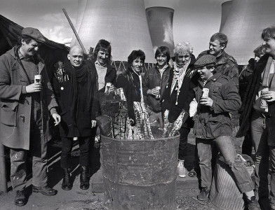 Musicians the Flying Pickets join a picket line at Drax Power Station, North Yorkshire, in 1984. Virgil Lucky (CC BY-SA 4.0).