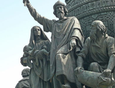 St. Vladimir of Kiev on the Millennuim of Russia monument in Veliky Novgorod, 2010. Дар Ветер (CC BY-SA 3.0)