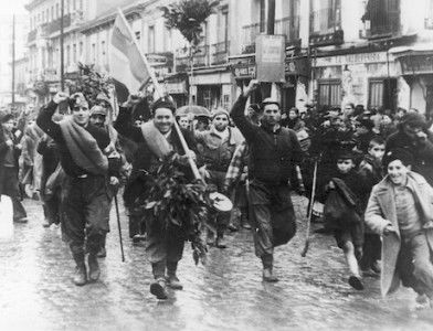 Soldiers of the International Brigades returning from the front, March 1937. Narodowe Archiwum Cyfrowe. Public Domain.