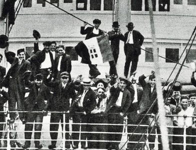 Italian-American emigrants returning to Italy, 1915. Fototeca Gilardi/akg-images.