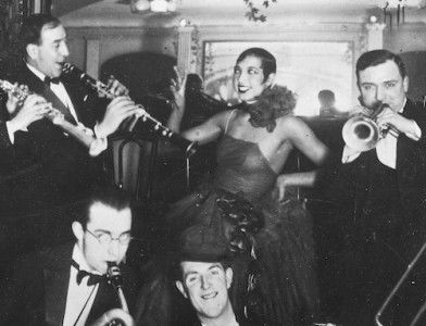 Josephine Baker performing in Paris, 1927. Narodowe Archiwum Cyfrowe. Public Domain.