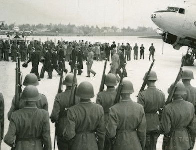 Folke Bernadotte’s coffin arrives in Geneva, 20 September 1948. ICRC archives (ARR).