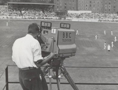 A BBC cameraman shoots the Test Match between England and New Zealand, August 1949. Nationaal Archief. Public Domain.