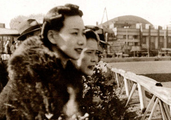 Women attend a race meeting, 1939.