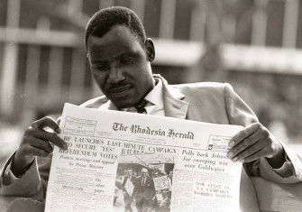 Man reading the Rhodesia Herald, November 1964.