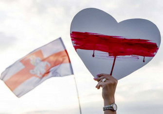 A protester’s symbol of opposition in Belarus, 2020. Piotr Piatrouski/Alamy. 