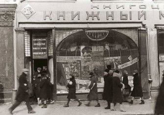 A queue in a Moscow street, 1930s © Ullstein Bild/Getty Images.