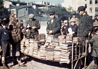 Book sale in the Łódź Ghetto, 1940 © Collection Walter Genewein/akg-images.