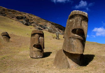 Moai at Rano Raraku. Travelling Otter/Wiki Commons.