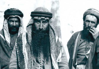 Said Bay, emir of the Yazidis (centre), in Sinjar, northern Iraq, 1932. Alamy.