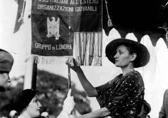 Edda Mussolini presenting a banner at the Banco Commerciale Italiana ground at Edgware, 17 June 1934. Alamy.