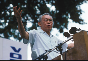 Lee Kuan Yew speaks in Fullerton Square, Singapore, 18 December 1984. 