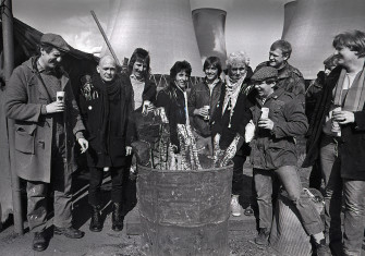 Musicians the Flying Pickets join a picket line at Drax Power Station, North Yorkshire, in 1984. Virgil Lucky (CC BY-SA 4.0).