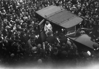 Crowds gather to welcome Mahatma Gandhi on a visit to the East End of London, 22 September 1931. Public Domain.