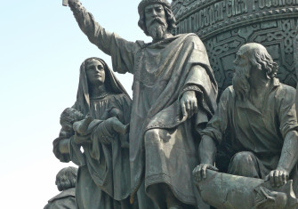 St. Vladimir of Kiev on the Millennuim of Russia monument in Veliky Novgorod, 2010. Дар Ветер (CC BY-SA 3.0)