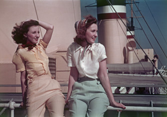 Fashionable young women aboard the German cruise ship Reliance, Franz Grasser, May 1938. Deutsche Fotothek. Public Domain.