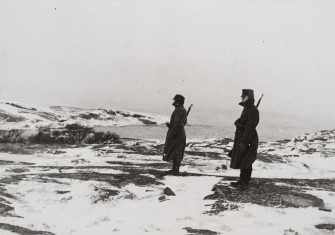 Finnish soldiers stand guard during the Winter War, c. 1939-1940. Finnish Heritage Agency (CC BY 4.0).