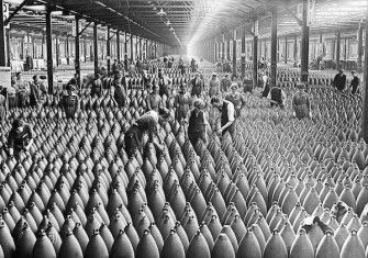 First World War munitions workers amid rows of artillery shells at the National Filling Factory in Chilwell, Nottinghamshire, 1917. CBW/Alamy Stock Photo.