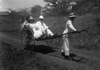 A French couple on a rickshaw in Madgascar, taken by the Swedish photographer Walter Kaudern, c. October 1912. The Museum of World Culture. Public Domain.