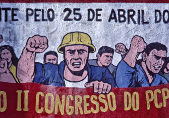 A mural in Lisbon commemorating the Carnation Revolution of 25 April 1974, c. 2020. Eric Huybrechts (CC BY-ND 2.0 DEED).