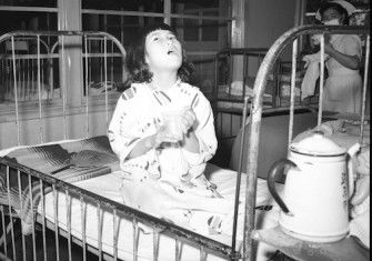 Child gargling broth in a Japanese hospital during the Asian flu pandemic, 9 August 1957. Otis Historical Archives National Museum of Health and Medicine (CC BY 2.0).