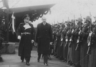 German reichsminister of foreign affairs minister Joachim von Ribbentrop (left) and Polish foreign minister Józef Beck are greeted by a guard of honour at Warsaw station, 25 January 1939. Narodowe Archiwum Cyfrowe. Public Domain.