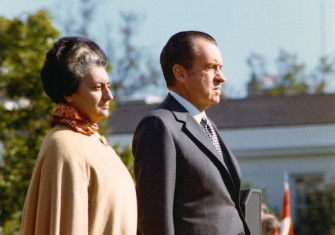 US president Richard Nixon and Indian prime minister Indira Gandhi at a White House arrival ceremony, 4 November 1971. National Archives and Records Administration. Public Domain.