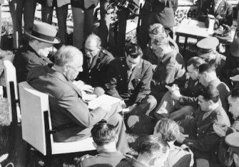 President Franklin Roosevelt and prime minister Winston Churchill announce the Allied demand of ‘unconditional surrender’ to the assembled press, Casablanca, 1943. Library of Congress. Public Domain.