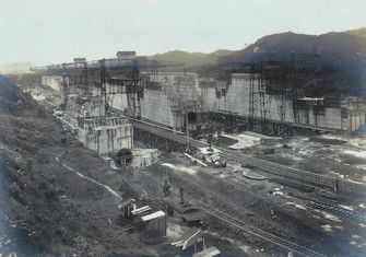 Wooden huts for workers on the Panama Canal at Cristobal, c. 1910. Wellcome Collection. Public Domain.