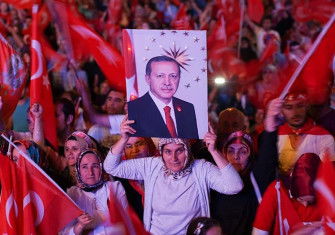 Demonstration in support of Erdoğan, Istanbul, 22 July 2016. Mstyslav Chernov (CC BY-SA 4.0).