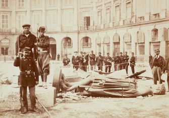 Destruction of the Vendôme Colonne during the Paris Commune, by Auguste Bruno Braquehais, 1871. Musée Carnavalet, Histoire de Paris. Public Domain.