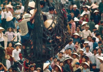 Refugees from Hue arrive on a cargo ship at Da Nang, March 1975. MarkGodfrey/TopFoto.