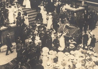 Emily Wilding Davison’s funeral procession in Bloomsbury, 1913. LSE Library. Public Domain.