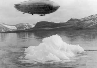 The airship Italia under the command of Umberto Nobile during the fatal North Pole expedition, May 1928. Spaarnestad Photo. Nationaal Archief. Public Domain.