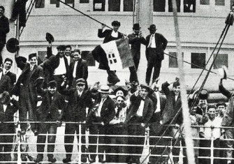 Italian-American emigrants returning to Italy, 1915. Fototeca Gilardi/akg-images.
