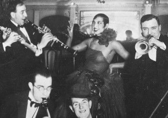 Josephine Baker performing in Paris, 1927. Narodowe Archiwum Cyfrowe. Public Domain.