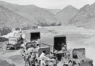Vehicles of the ‘Dunsterforce’ on the move, by Ariel Varges, 1918. Imperial War Museum.