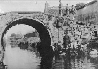 Kuomintang soldiers stand on a bridge, 1936. Narodowe Archiwum Cyfrowe. Public Domain.