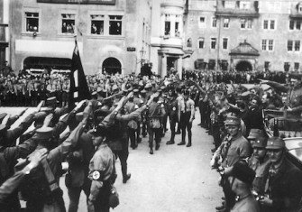 Hitler is saluted by a column of SA at a rally in Weimar, April 1931. Narodowe Archiwum Cyfrowe. Public Domain.