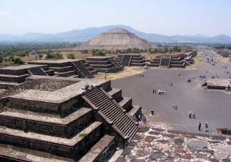 800px-Mexico_SunMoonPyramid.jpg