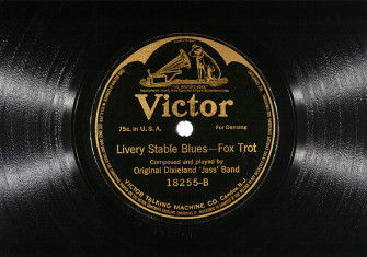 The shellac recording of the Original Dixieland Jazz Band’s ‘Livery Stable Blues’, 1917.  Granger/Alamy