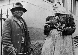 Street Types of New York City: Emigrant and Pretzel Vendor, Alice Austen, c.1896. Courtesy Library of Congress