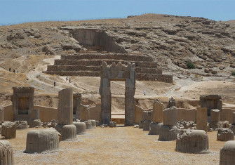 Palace of 100 Columns and Tomb of Artaxerxes III, June 2014 by Elessar2008. Licensed under CC BY-SA 4.0 via Wikimedia Commons.