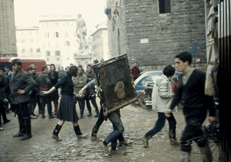 Unstuck from the mud: volunteers rescue artworks in the Piazza della Signoria, Florence, 1966. © Getty Images.
