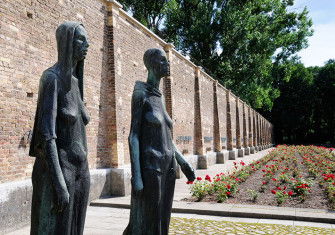 Together: Zwei Stehende (Two Women Standing) is a monument to Ravensbrück.