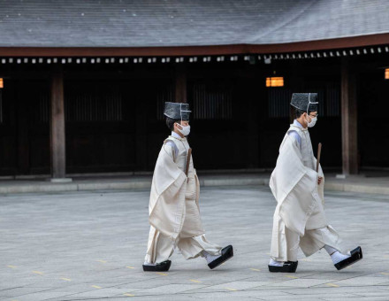 Shinto priests at Meiji Shrine, Tokyo, 1 January 2021 © Carl Court/Getty Images.