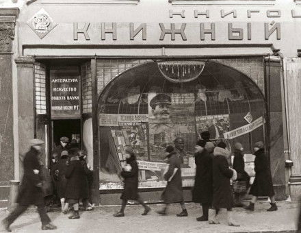 A queue in a Moscow street, 1930s © Ullstein Bild/Getty Images.