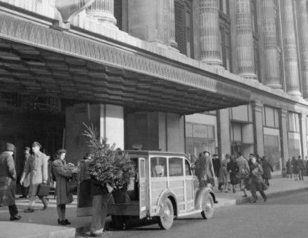 Christmas at Selfridges, 1944. Photo: Ministry of Information. Imperial War Museum/Wiki Commons.